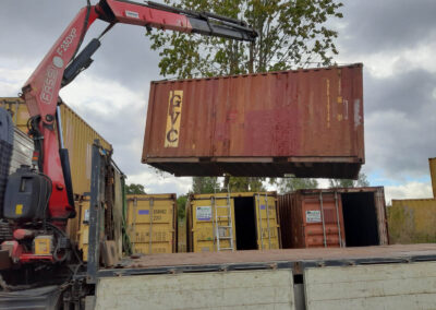 Konteineru pārvadāšana kravas mašīna ar krānu