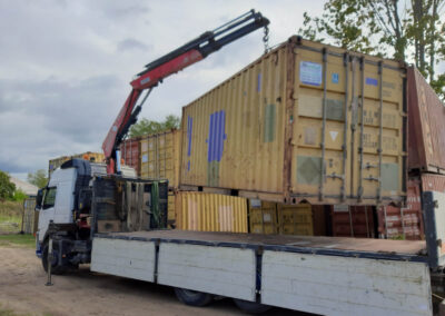 Konteineru pārvadāšana kravas mašīna ar krānu